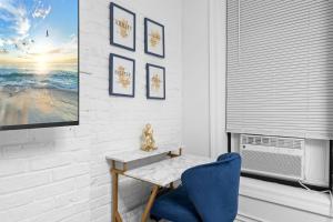 Μια τηλεόραση ή/και κέντρο ψυχαγωγίας στο LuXE & TREnDY 2BR 1BA Heart of Lower Manhattan 30 Day Minimum