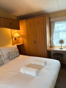 Postel nebo postele na pokoji v ubytování Seaside Escape 2-Bed Caravan at Seven Bays Park