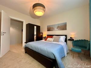 Postel nebo postele na pokoji v ubytování LakeSide View Apartment