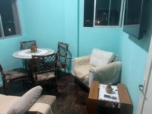 un soggiorno con un divano, un tavolo e delle sedie di Lindo nascer do Sol II a Recife