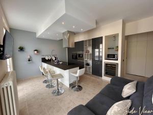 Kuchyň nebo kuchyňský kout v ubytování LakeSide View Apartment + 19 fotografií