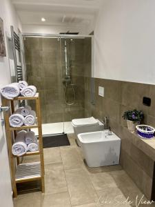 Koupelna v ubytování LakeSide View Apartment