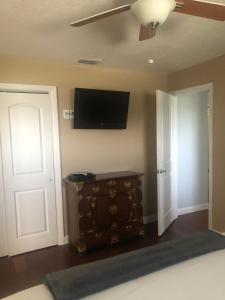 TV a/nebo společenská místnost v ubytování Peace on the River, Breathtaking Views