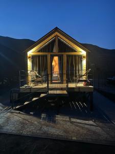 Una casa con luces en la parte delantera. en Mountain View - Kolsay, en Kurmenty