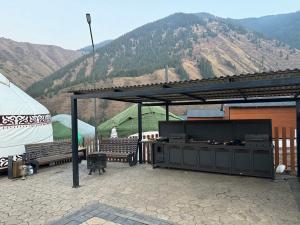 una tienda de campaña y una parrilla con vistas a una montaña en Mountain View - Kolsay, en Kurmenty 7 fotos más