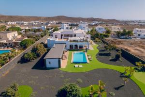 Bazén v ubytování Villa La Ballena Azul nebo v jeho okolí