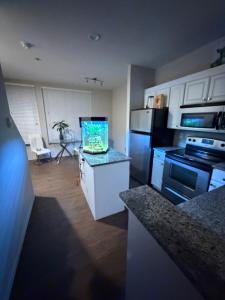 una cucina con acquario su un bancone di Townhome with fish Tank & Private Garage a Portland
