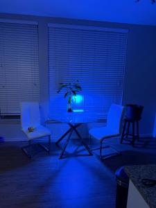 una stanza blu con un tavolo, delle sedie e una pianta di Townhome with fish Tank & Private Garage a Portland 1 altra foto
