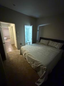 una camera da letto con un letto grande e una porta di Townhome with fish Tank & Private Garage a Portland