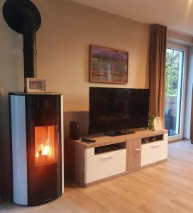 TV a/nebo společenská místnost v ubytování Gîte Au Val de Belvâ