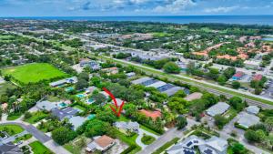 een luchtzicht op een voorstad met een rode pijl bij Southern Comfort - For 6 Guests in Gulf Stream