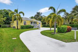 een geel huis met palmbomen en een stoep bij Southern Comfort - For 6 Guests in Gulf Stream