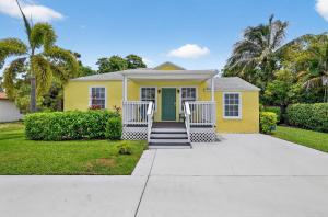 een geel huis met een groene deur bij Southern Comfort - For 6 Guests in Gulf Stream