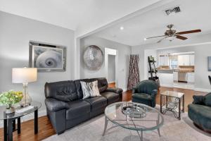 een woonkamer met een bank en een tafel bij Southern Comfort - For 6 Guests in Gulf Stream +34 foto's