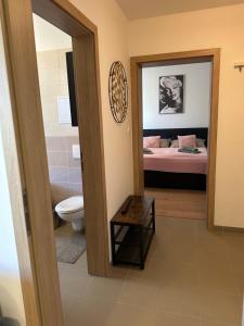 Ένα μπάνιο στο Mischa Apartment +4 φωτογραφίες