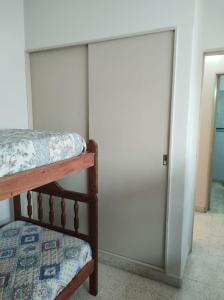 En eller flere senge i et værelse på Dpto Centro Monte