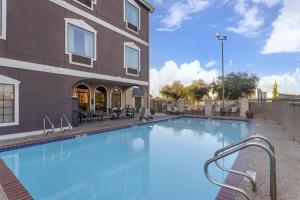 Бассейн в Best Western Plus Heritage Inn & Suites Houston или поблизости