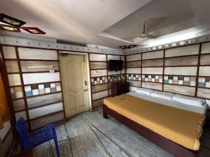 Ένα ή περισσότερα κρεβάτια σε δωμάτιο στο Mj Guest House