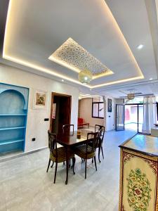 a dining room with a table and chairs at Villa des Roses Privée in Marrakech