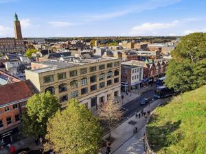 eine Luftaufnahme einer Stadt mit Gebäuden in der Unterkunft Castle View By Ginger & Gold Luxury Norwich Apt in Norwich