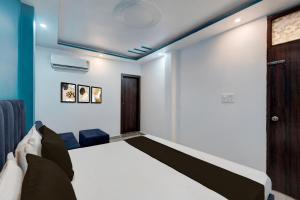 a bedroom with a bed in a room at Hotel O Ra One Restro & Rooms in Phūlpur