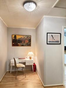 GrashopenにあるLinda`s houseの部屋にある椅子とランプのある机