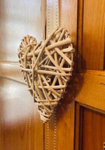 een rieten hart hangend aan een muur bij Villa Le Querce in Badia