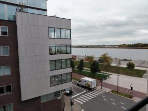 un bâtiment avec un camion de nourriture garé à côté d'une rue dans l'établissement Logies De Lelie - Antwerpen Zuid, à Anvers