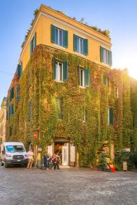 Un grupo de personas de pie frente a un edificio. en REALE COLOSSEO TREVI HOME - private garden, en Roma