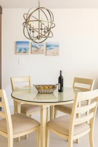 ein Esszimmer mit einem Tisch mit Stühlen und einem Kronleuchter in der Unterkunft Sapphire Beach Resort and Marina in Nazareth