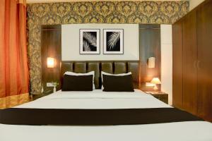 Ένα ή περισσότερα κρεβάτια σε δωμάτιο στο Dee Intercontinental