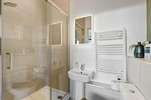 ein weißes Badezimmer mit Dusche und Waschbecken in der Unterkunft Castle View By Ginger & Gold Luxury Norwich Apt in Norwich + 76 Fotos