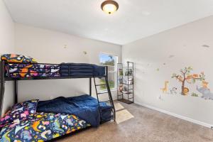 a bedroom with two bunk beds in a room at Cozy 3BR 2BA Getaway Legoland Winterhaven in Lakeland
