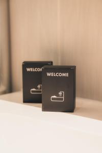 zwei schwarze Kästen auf einem Tisch in der Unterkunft Charmant appartement 2 pièces, accès rapide Paris in Vanves