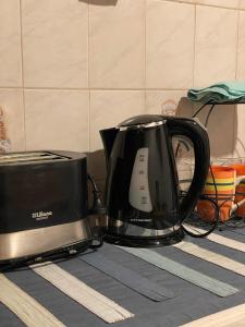 ティルカラにあるMonoambiente Tilcaraの電子レンジの隣のカウンターに置かれた黒いトースター