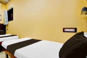 Postel nebo postele na pokoji v ubytování HOTEL O M.M RESIDENCY