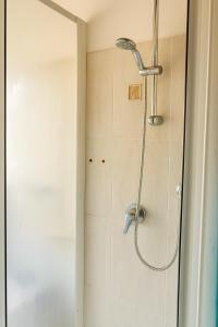 una ducha con cabezal de ducha en un baño en Casa Boara, en Ferrara
