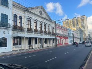 una strada cittadina vuota con edifici e un uomo in sella a una motocicletta di Lindo nascer do Sol II a Recife Altre 9 foto