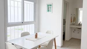 a white dining room with a white table and chairs at Temporario Sur, hasta 4 personas con 3 camas, General Roca in General Roca +52 photos