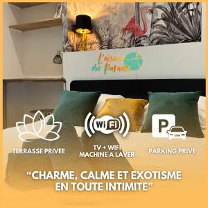 een poster voor een hotelkamer met een bed bij L'Oiseau du paradis, entre gare et centre ville, rez-de-chaussée, avec terrasse et parking privé in Moulins