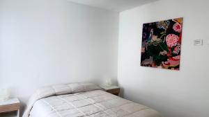 a bedroom with a bed and a picture on the wall at Temporario Sur, hasta 4 personas con 3 camas, General Roca in General Roca