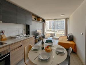 Una cocina con una mesa y sillas en una habitación. en Loica Host - Smart, en Santiago
