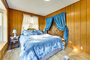 Postel nebo postele na pokoji v ubytování Penobscot Bay Hideaway! Coras Cove Cabin