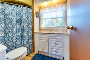 Koupelna v ubytování Penobscot Bay Hideaway! Coras Cove Cabin + 16 fotografií