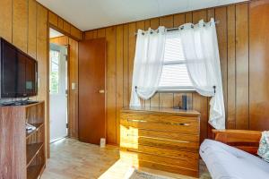 TV a/nebo společenská místnost v ubytování Penobscot Bay Hideaway! Coras Cove Cabin