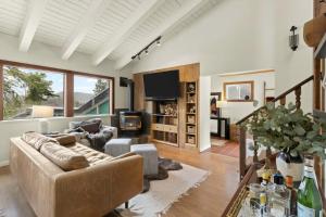 TV a/nebo společenská místnost v ubytování Panoramic Peaks at Alpine by Tahoe Getaways - Pet Friendly, AC, Hot Tub, Shuttle & Stunning Views