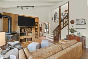 TV a/nebo společenská místnost v ubytování Panoramic Peaks at Alpine by Tahoe Getaways - Pet Friendly, AC, Hot Tub, Shuttle & Stunning Views