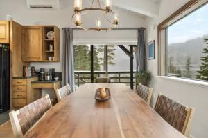 Kuchyň nebo kuchyňský kout v ubytování Panoramic Peaks at Alpine by Tahoe Getaways - Pet Friendly, AC, Hot Tub, Shuttle & Stunning Views