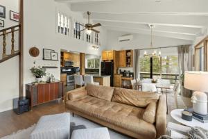 Posezení v ubytování Panoramic Peaks at Alpine by Tahoe Getaways - Pet Friendly, AC, Hot Tub, Shuttle & Stunning Views