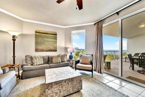 Istumisnurk majutusasutuses Spacious Condo Steps to the Beach